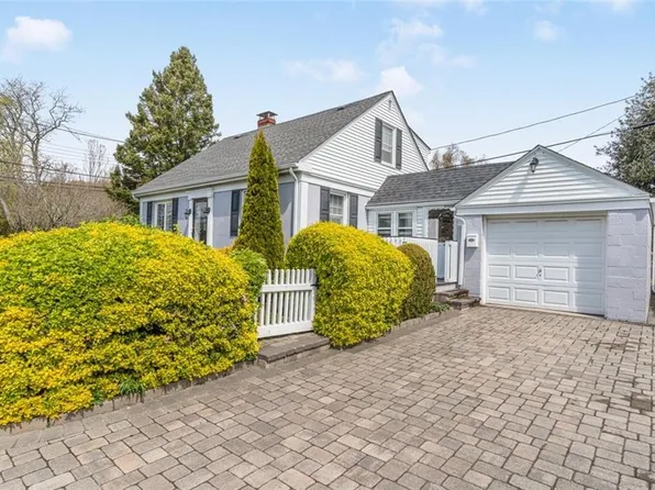 63 Admiral Kalbfus Rd, Newport, RI 02840