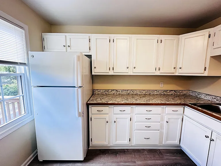 1111 E 11th St #B — Photo 4