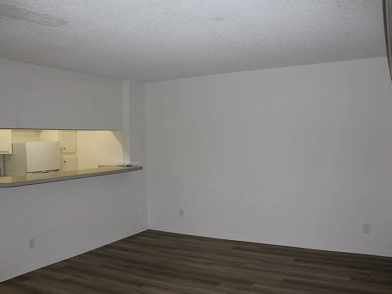 1415 S Bundy Dr — Photo 10