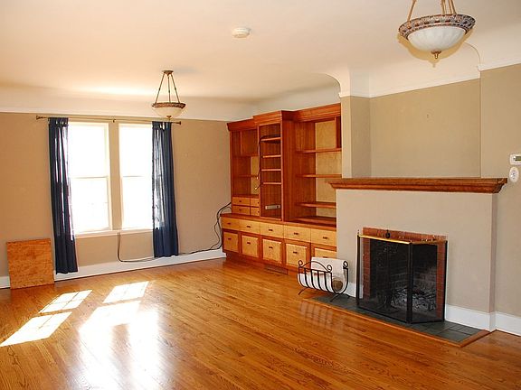 Living room w/fireplace and built-ins