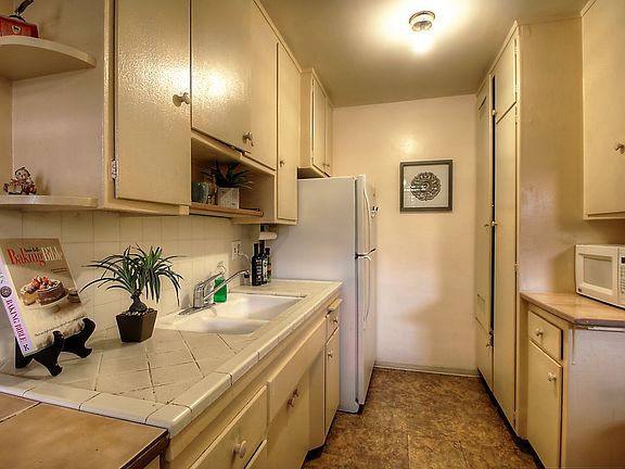 3rd image of 1250 E 4th St APT 11