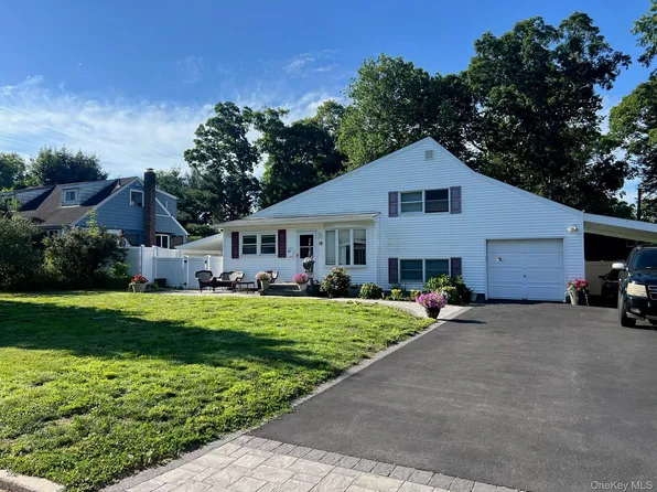 16 Briaroot Dr, Smithtown, NY 11787