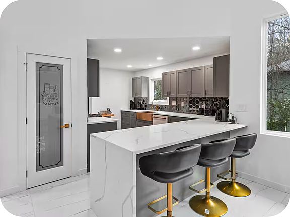 4th image of 1195 Shalimar Dr NE
