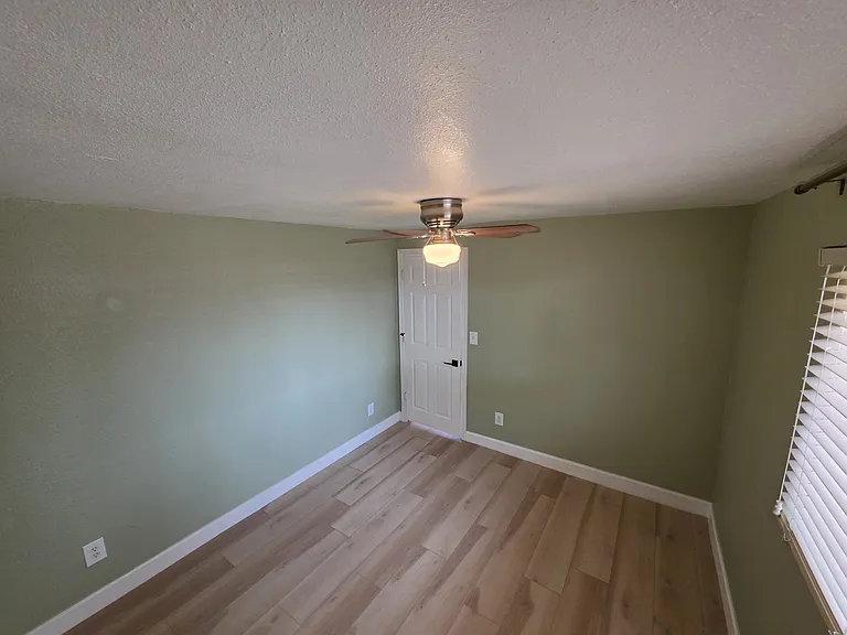 2803 E Monroe St — Photo 9