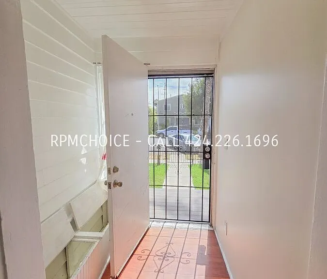 1635 Pine Ave — Photo 2