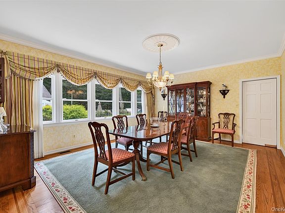 5th image of 136 Cove Neck Road