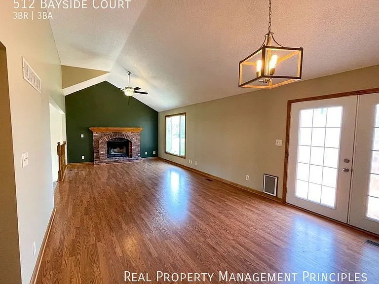 512 Bayside Ct — Photo 2