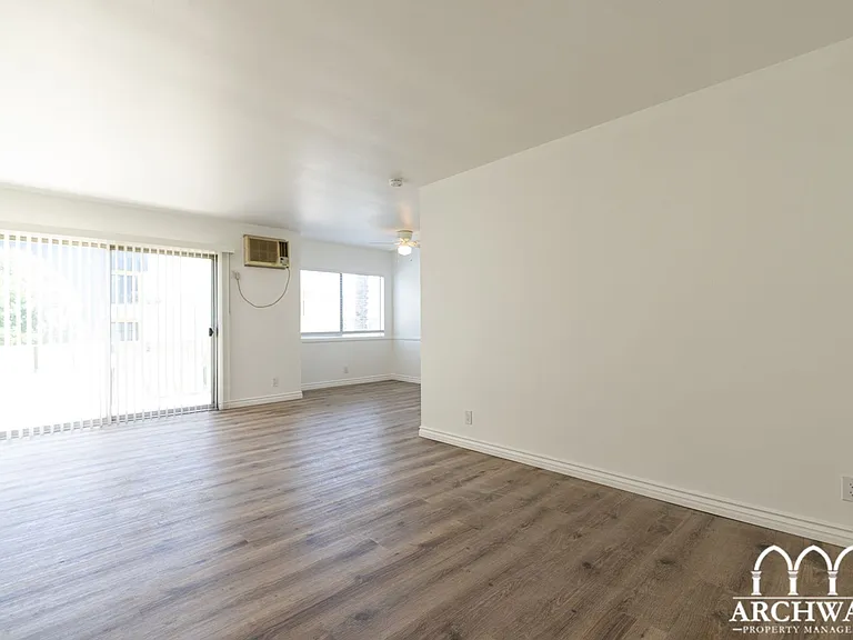 1115 Glenville — Photo 3