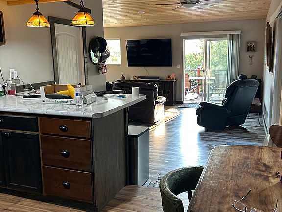 5th image of 1049 Lewis Dr