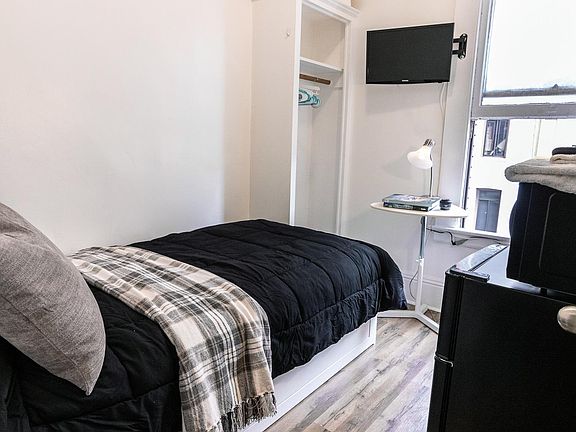 2nd image of 640 Clay St #2