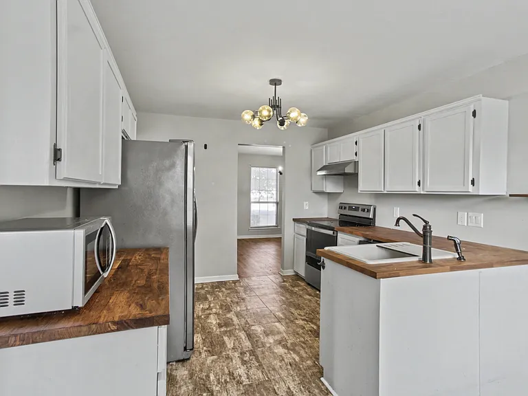404 Clairemore Cir — Photo 12