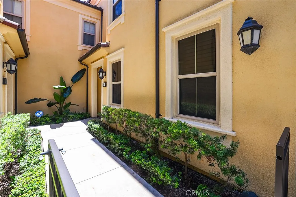 2 bed, 1305 sqft, $4,200 — Photo 2