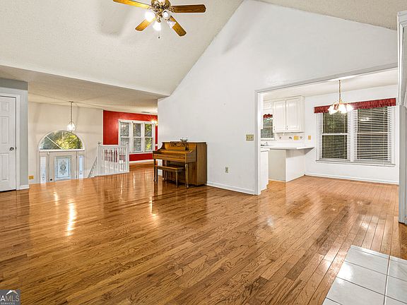 4th image of 215 Somerset Dr