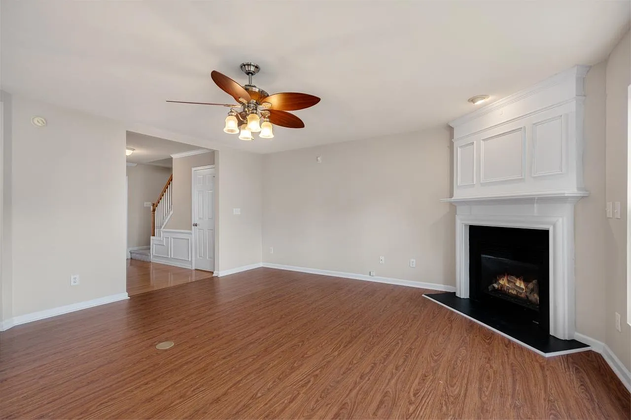 3 bed, 2.5 bath, 1750 sqft, $2,095 — Photo 3