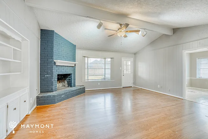 4 bed, 2.5 bath, 2339 sqft, $1,945 — Photo 3
