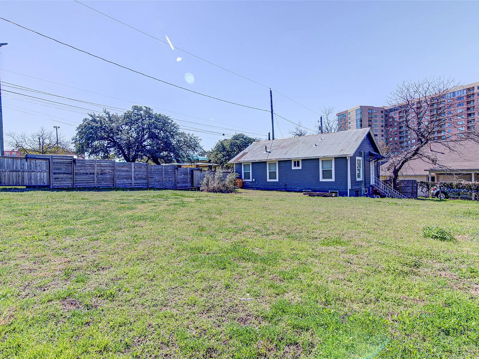 3 bed, 728 sqft, $2,100 — Photo 2