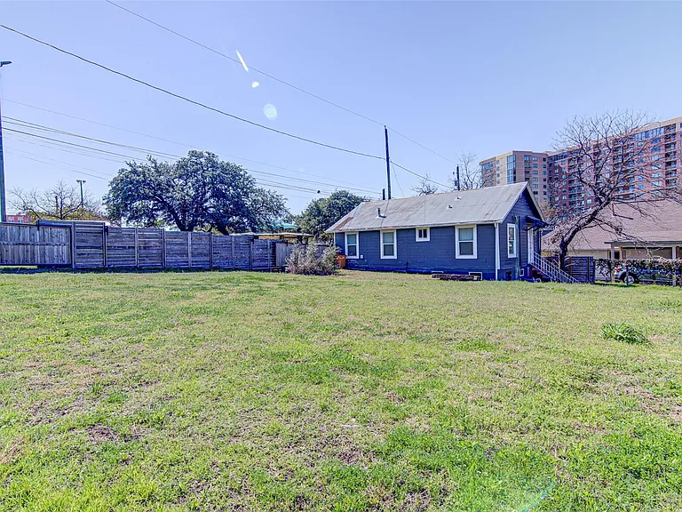 912 Catalpa St — Photo 2