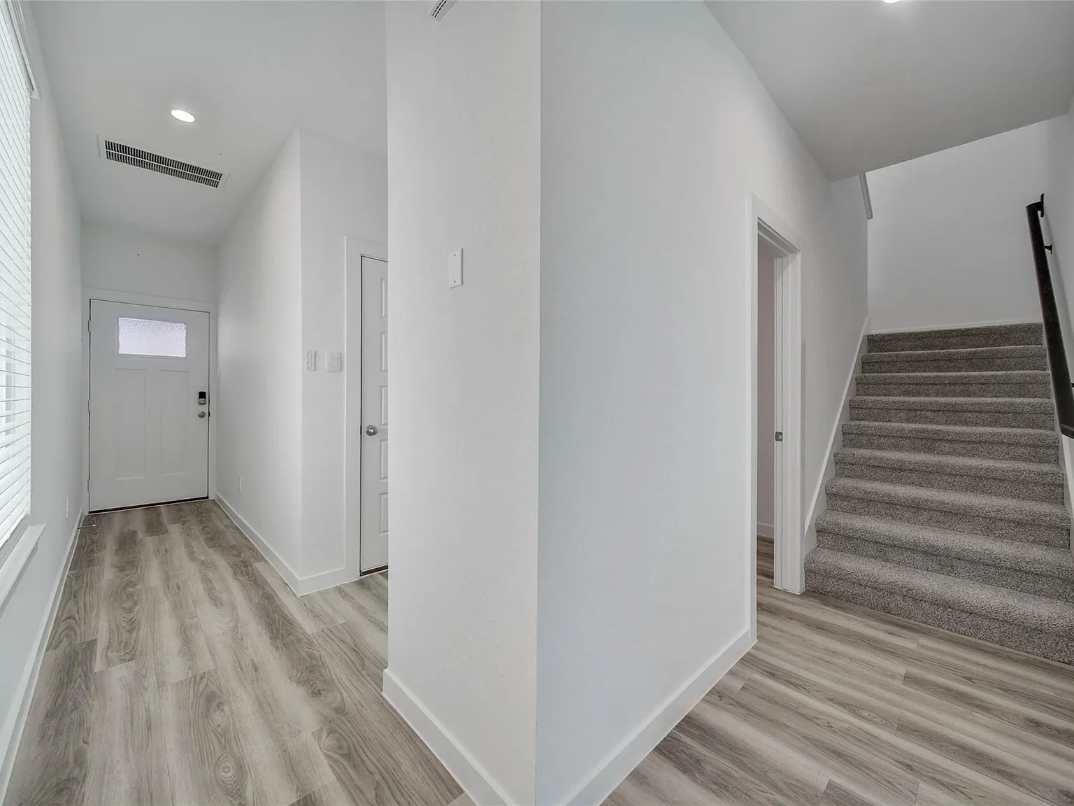 3 bed, 2.5 bath, 1979 sqft, $2,200 — Photo 4