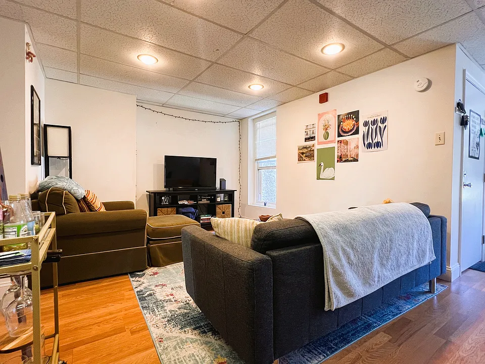 4257 Main St #3F