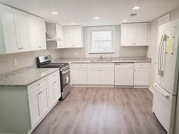 4th image of 2239 Surrey Ct