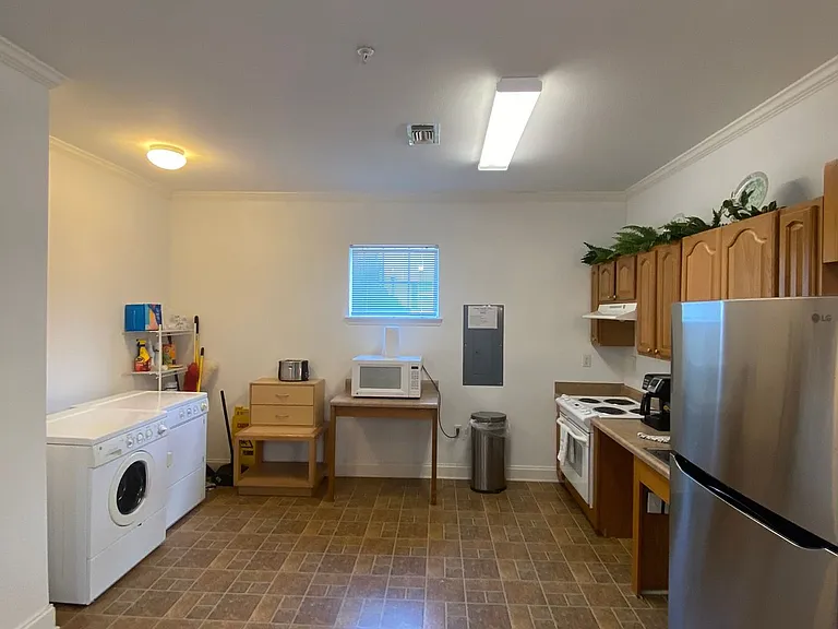Hillcrest Apartments — Photo 22