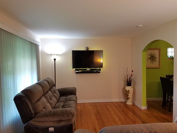 3rd image of 905 Marshall Ave