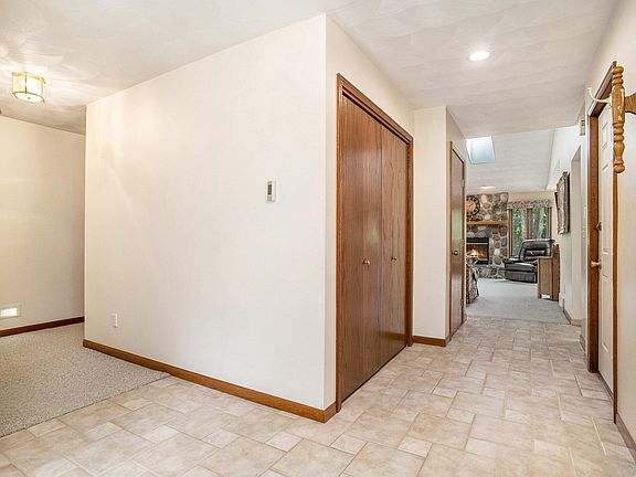 3rd image of 111 Carriage Hill Dr