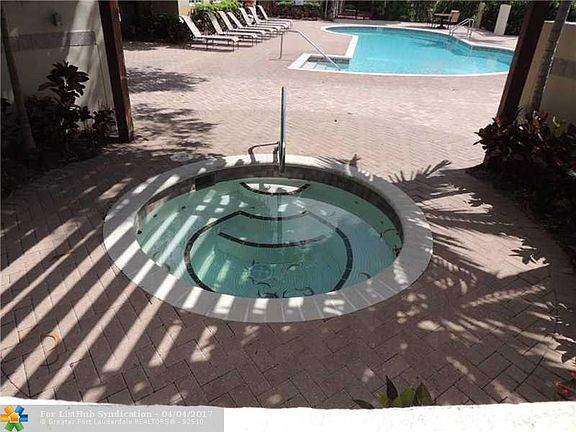 4th image of 9863 Nob Hill Ct