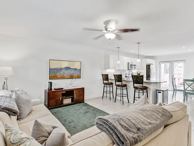 734 Harbor Ln — Photo 16