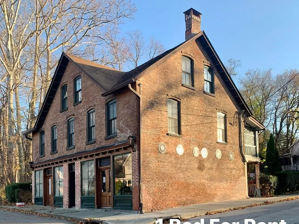 34 Spring Valley St