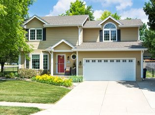 8015 Oakwood Dr, Urbandale, IA 50322