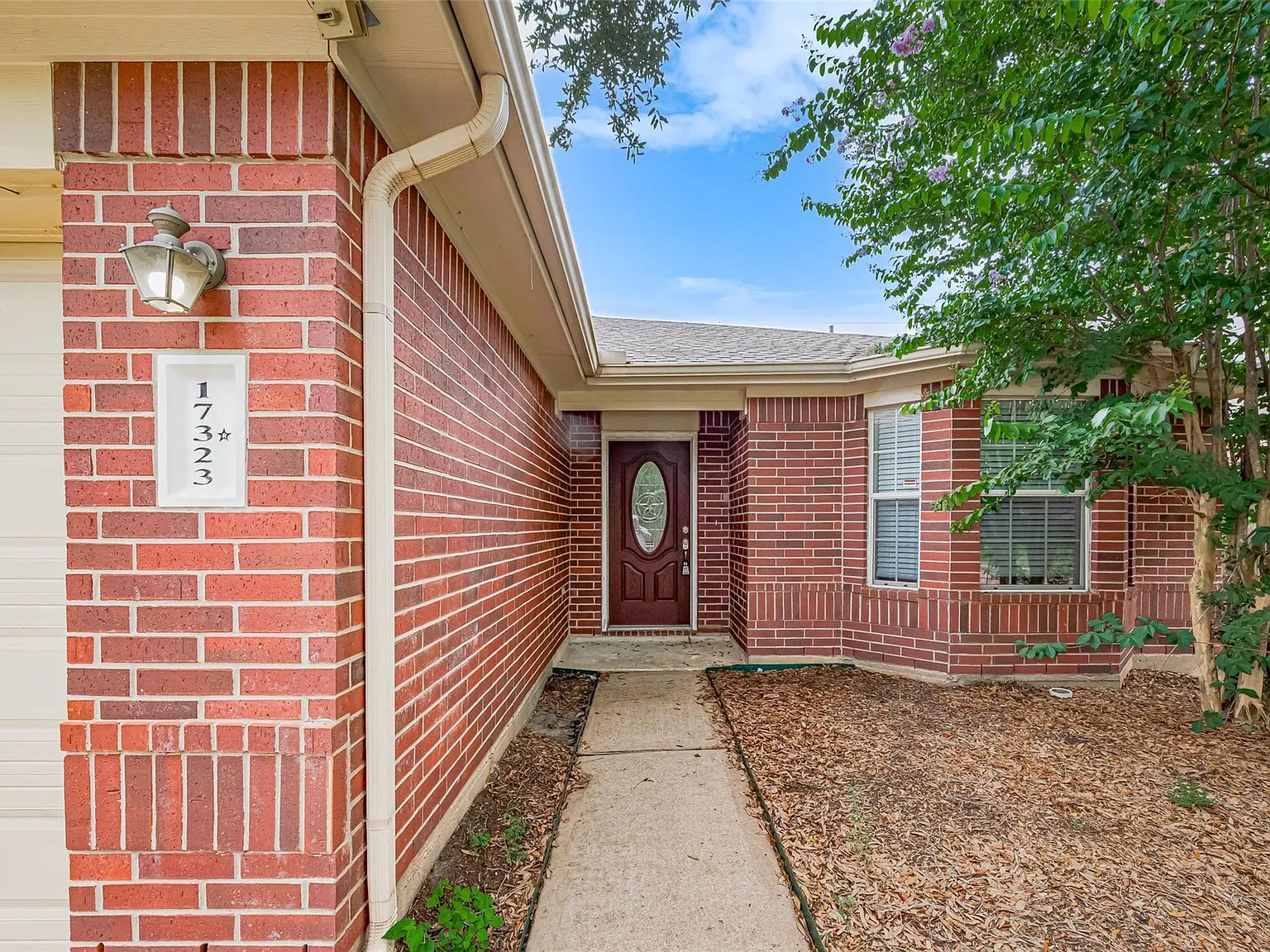 3 bed, 2.0 bath, 1734 sqft, $2,100 — Photo 2