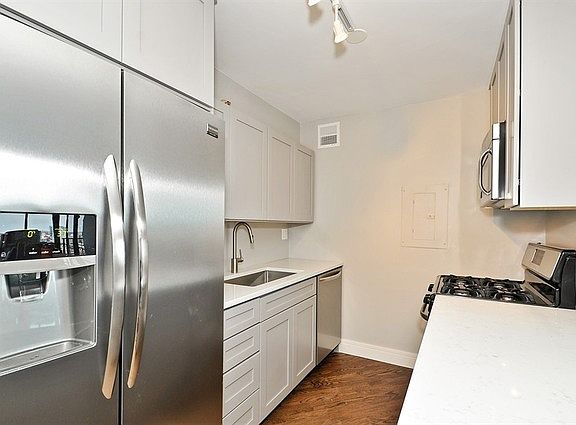 4th image of 1309 N Wells St APT 1302