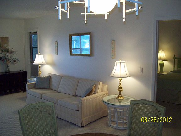 Living Room/Dining Area