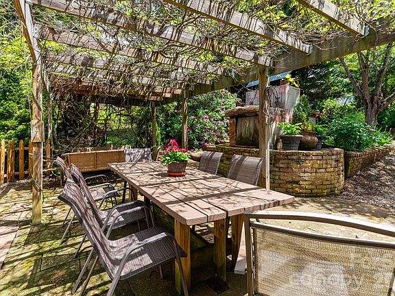 17th image of 1492 Murray Rd
