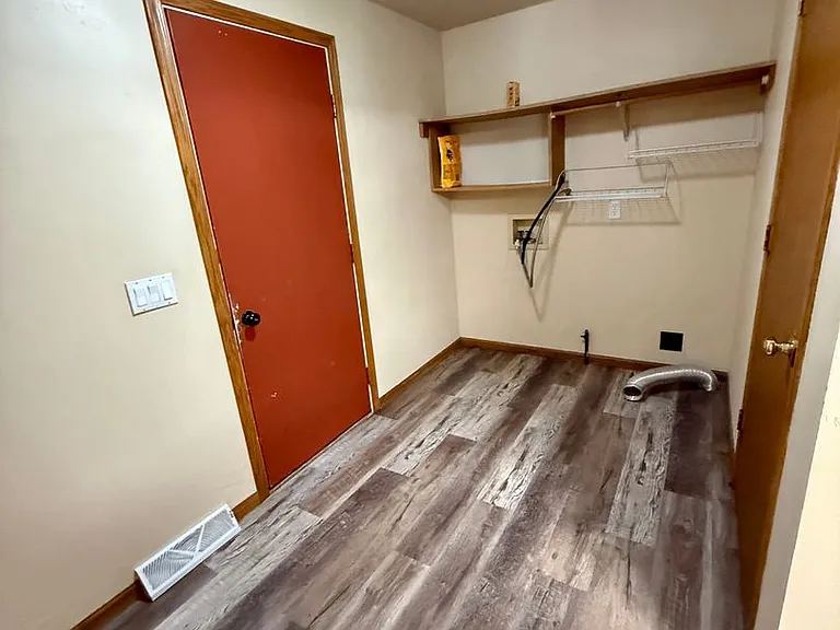 293-295 Desplaine Rd — Photo 6