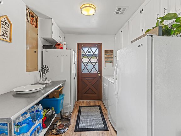 3rd image of 100 W 17th St