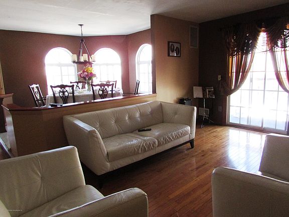 4th image of 43 Country Dr W #A