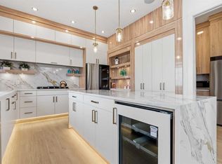 230 W Royal Birch Vw NW, Calgary, AB T3G5J8