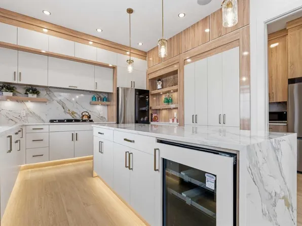 230 W Royal Birch Vw NW, Calgary, AB T3G 5J8