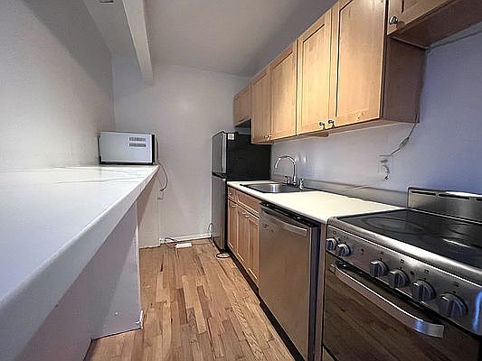 5th image of 312 E 30th St #14A