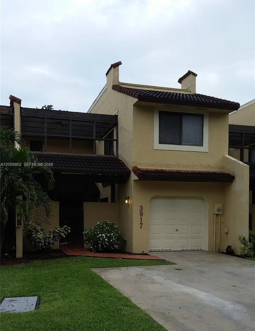 Costa Del Sol Condo J — Photo 2