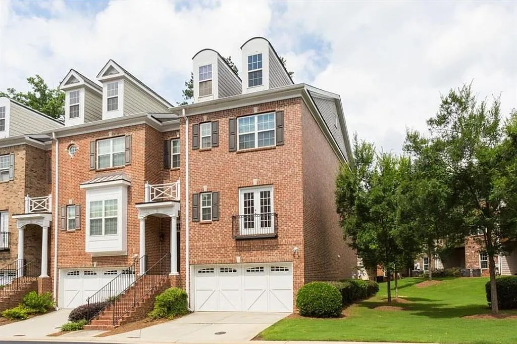 4 bed, 3.5 bath, 2800 sqft, $3,100 — Photo 2
