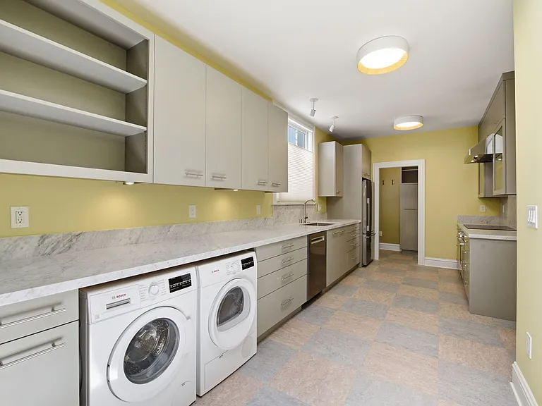 1141 Bay St — Photo 9
