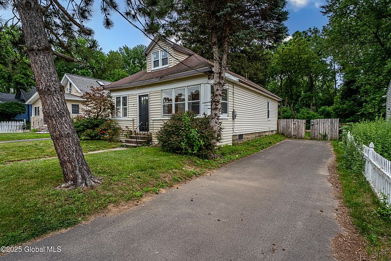 3rd image of 29 Lockrow Boulevard