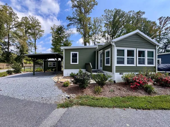 108 Meandering Ln, Flat Rock, NC 28731