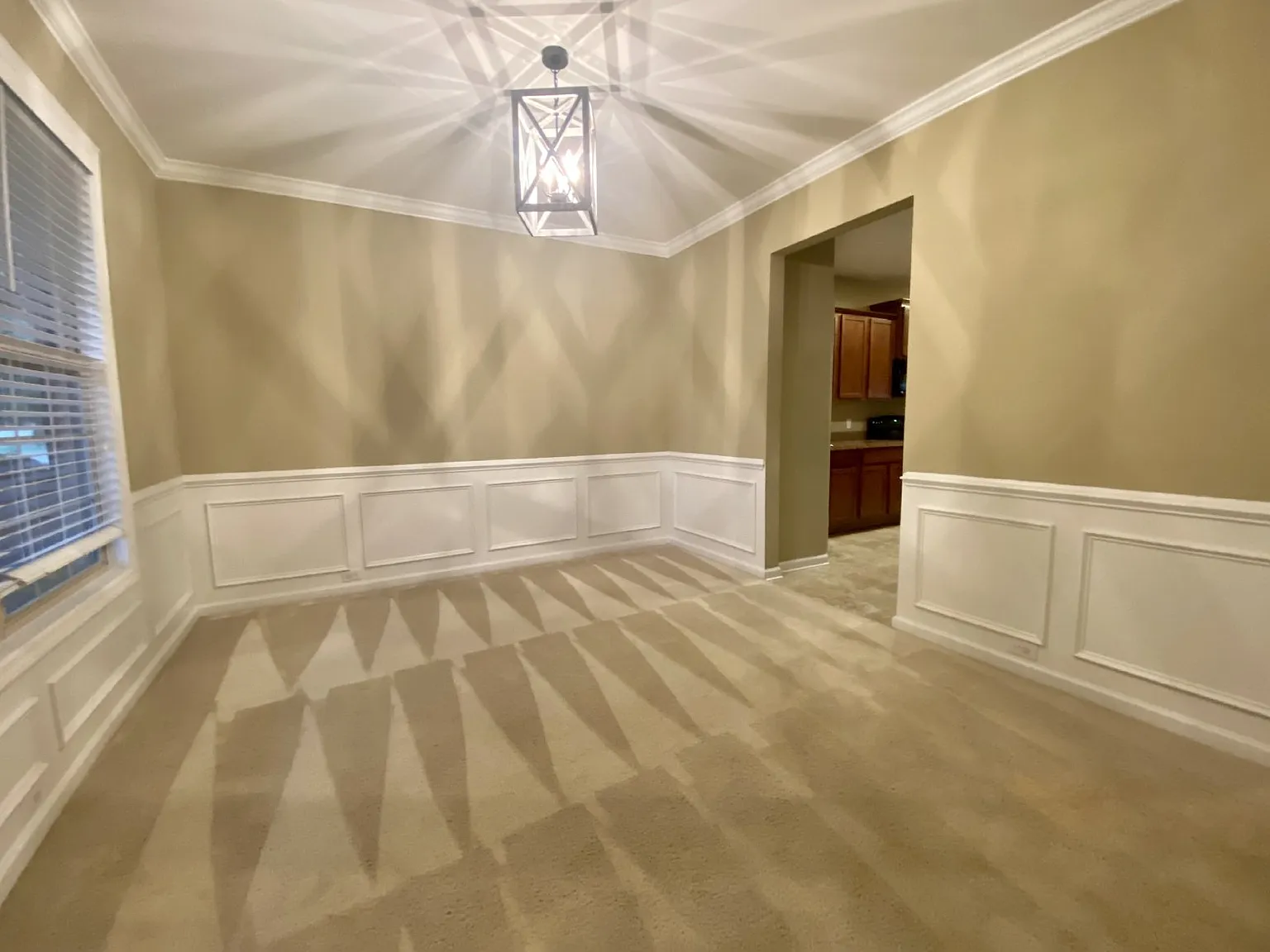 5 bed, 2.5 bath, 2820 sqft, $3,095 — Photo 3