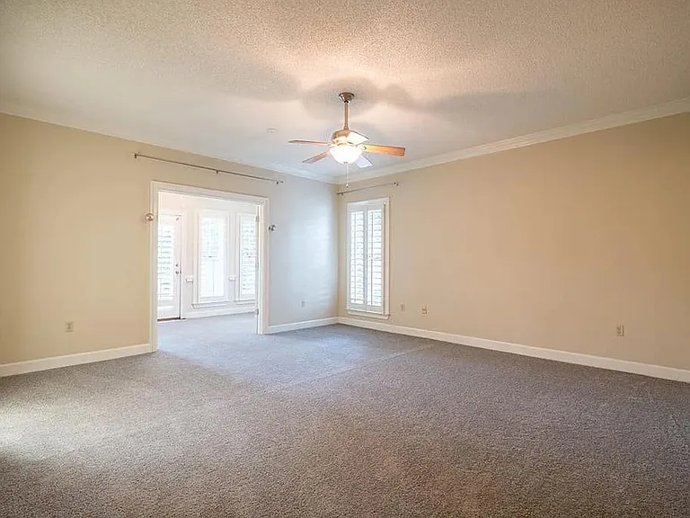 1009 Williamsburg Dr — Photo 12