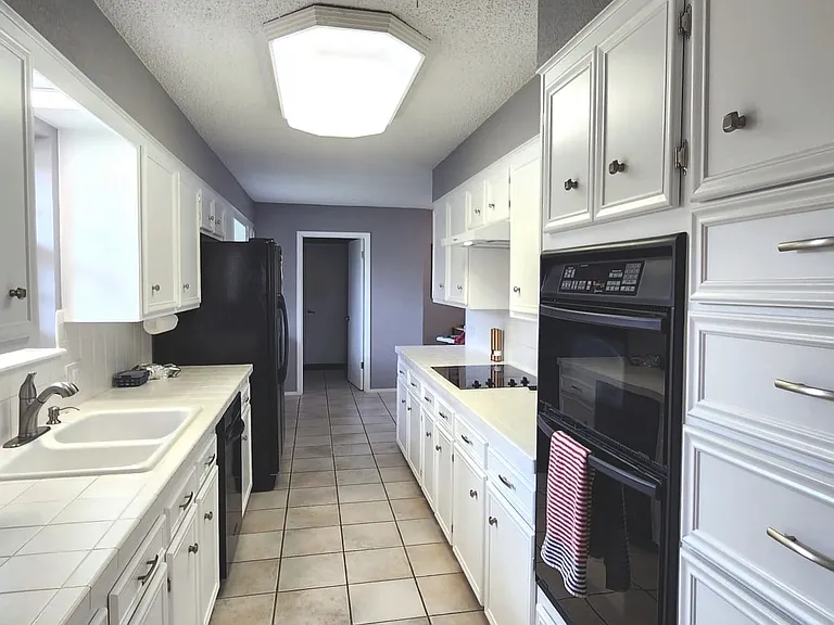 2418 Helena Cir — Photo 9