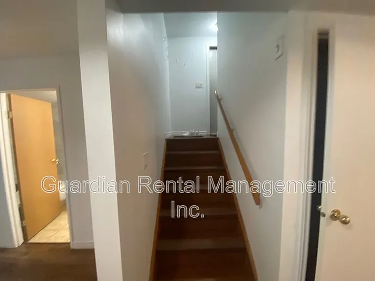 1522 Walsh St E #B — Photo 18